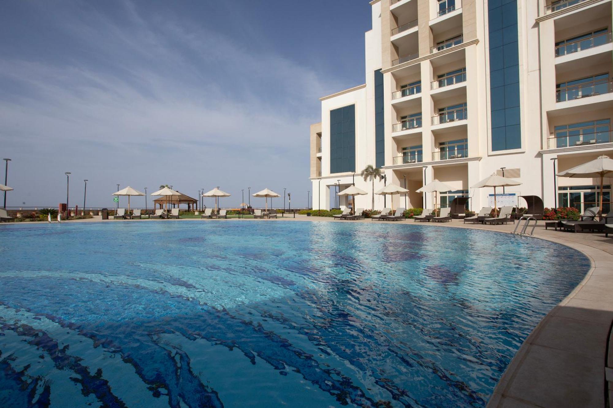 Tolip Resort El Galala Hills عين السخنة المظهر الخارجي الصورة The swimming pool at the hotel