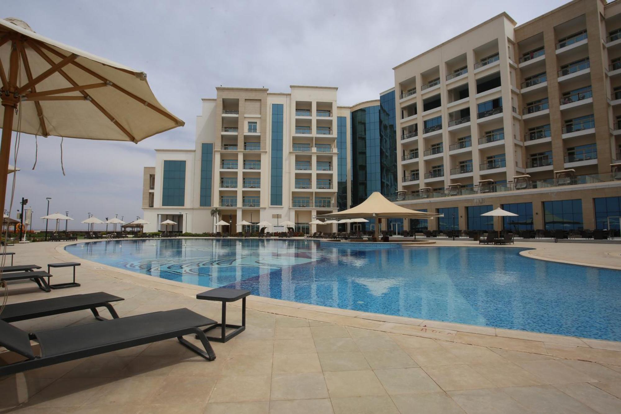 Tolip Resort El Galala Hills عين السخنة المظهر الخارجي الصورة The swimming pool at the hotel